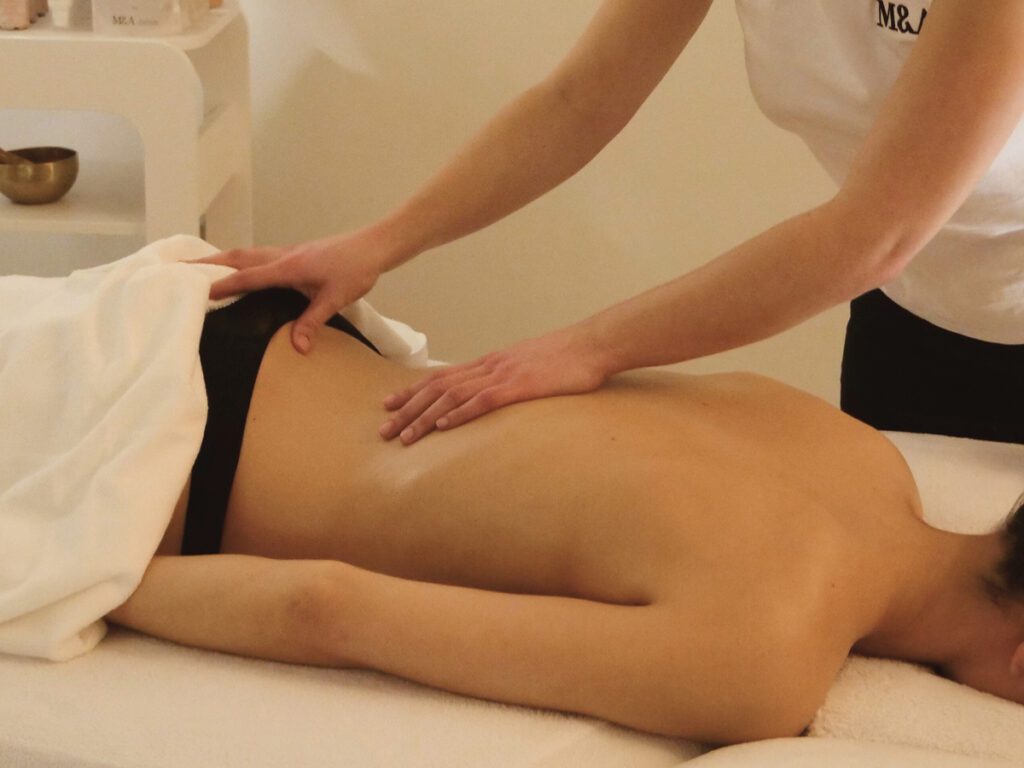 massage du dos en Institut de beauté M&A Lab